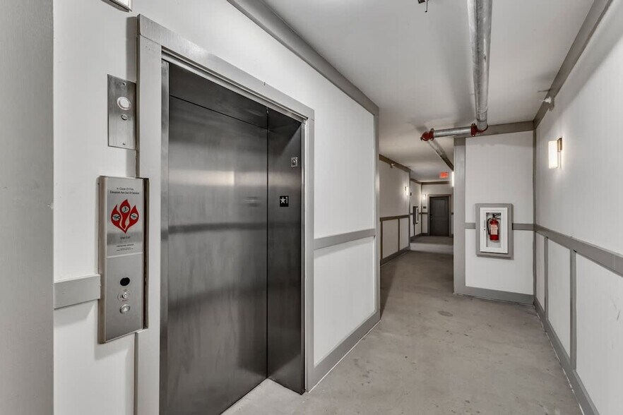 Building Photo - 928 S Miami Blvd