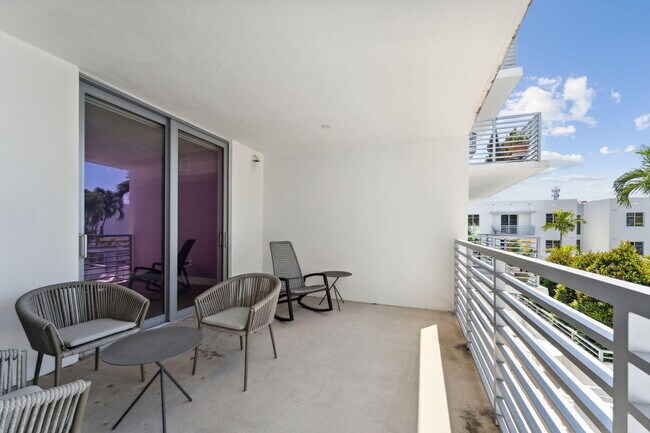 Building Photo - 111 SE 1st Ave