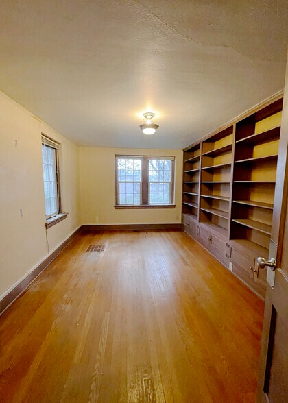 Building Photo - 935 NE B St