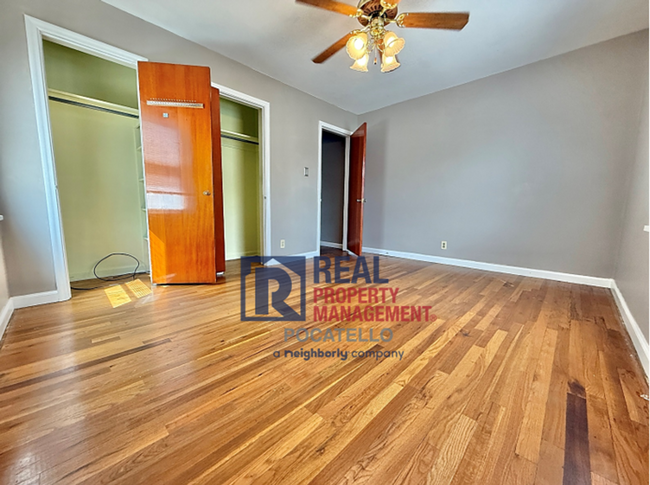Building Photo - 2 bedroom 2 bath home - dettached garage n...