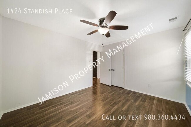 Building Photo - 1424 Standish Pl