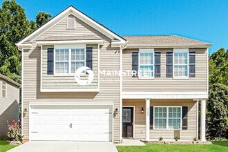 Building Photo - 3 Bedroom Pet-Friendly Home in KNOXVILLE, TN with Main Street Renewal