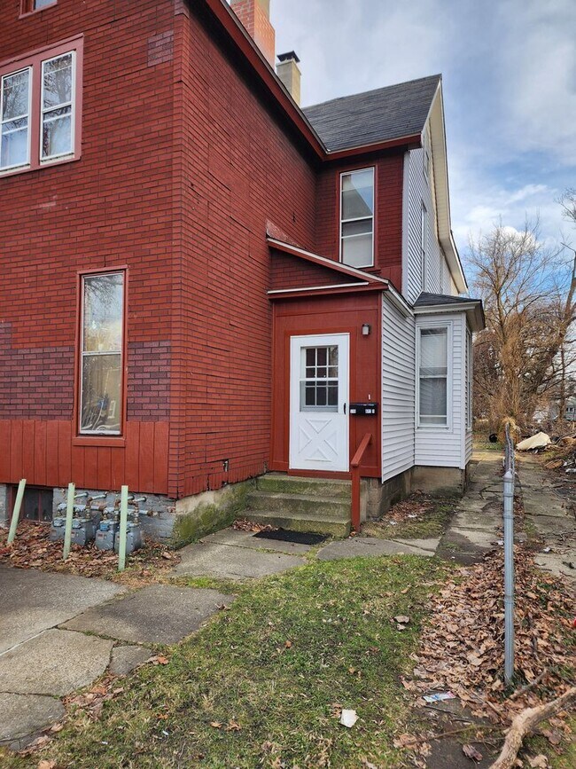 Building Photo - Spacious 2 bedroom townhouse style