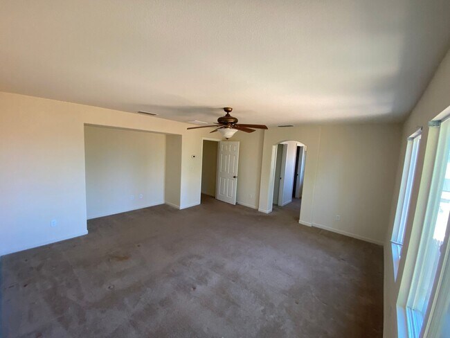 Building Photo - Lincoln 4 bedroom on quiet court.
