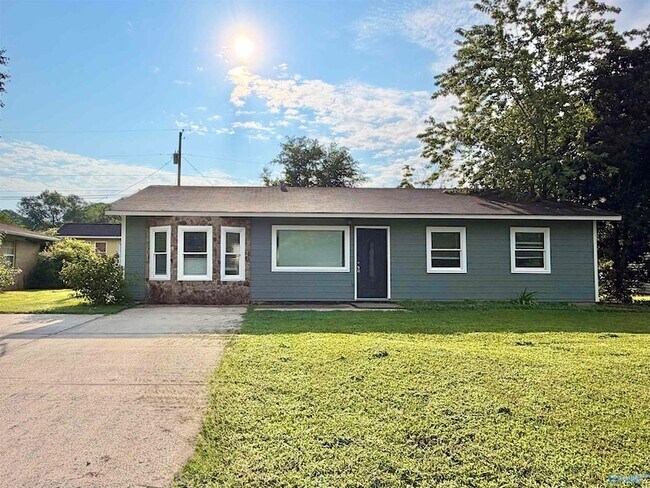 Building Photo - 2110 Fernbrook Dr NE