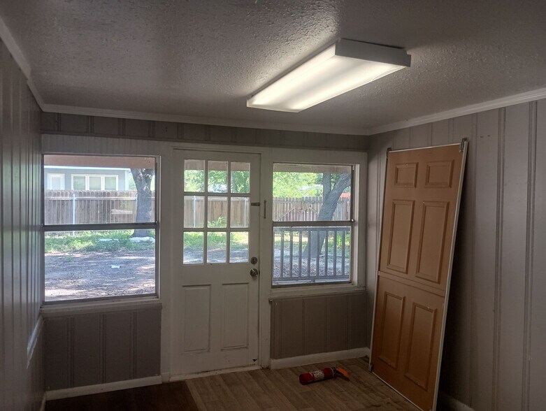 Building Photo - Room in Single Family Home on Nash Blvd