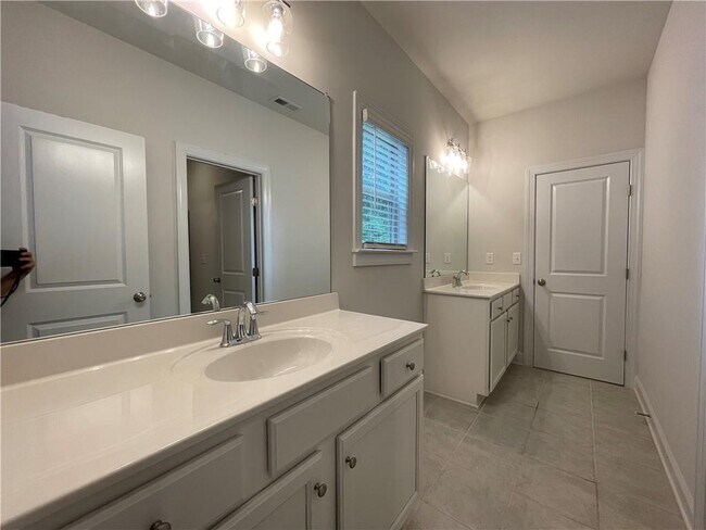 Building Photo - 673 Avondale Creek Dr.