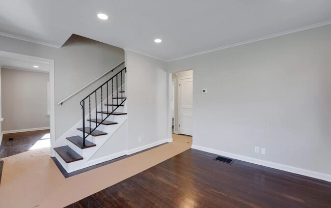 Building Photo - 1133 Duxberry Ave