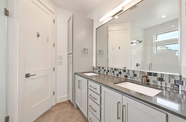 Building Photo - Chic on Chestnut!