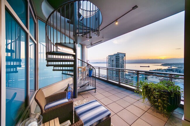 Building Photo - 2Bd/2.5Ba Seattle  Penthouse