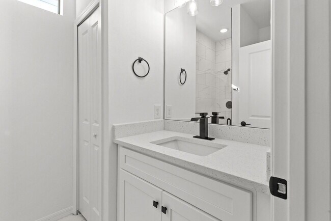 Building Photo - 548 Knapp St