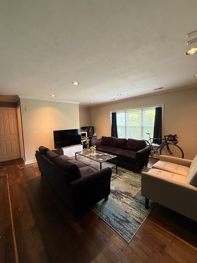 Building Photo - Spacious, Renovated Brighton / Oak Square area Condo with parking for September 1st - NO FEE