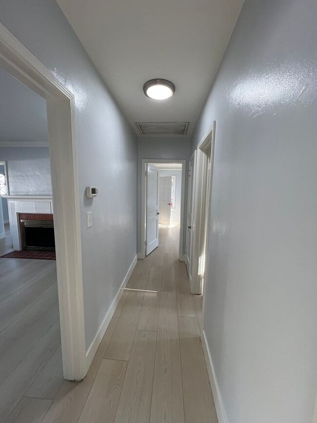 Building Photo - Burbank 3 bedroom 2 bathroom house for ren...