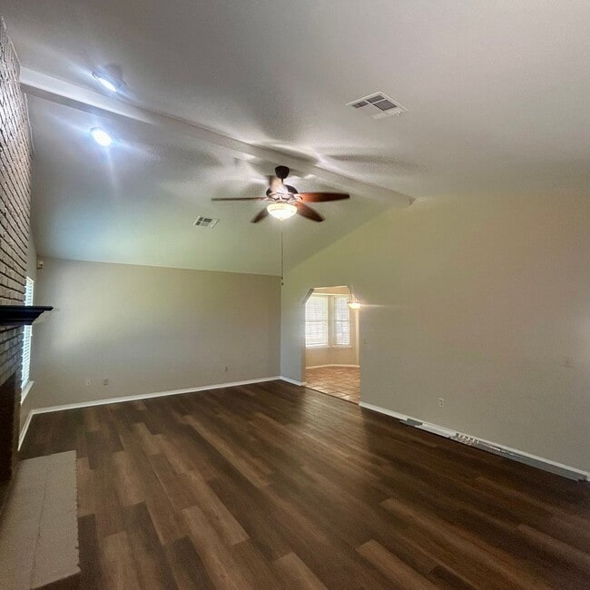 Building Photo - Enjoy Coming Home To This Beautiful and Well Maintained Home Close To Shopping, Restaurants & More!