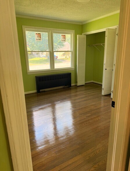 Building Photo - 1400 Roslyn Dr