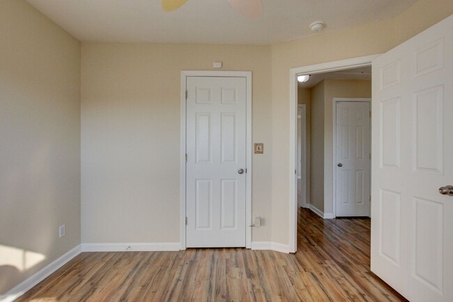 Building Photo - 3 bed 2 bath in the heart of St. B.  Fresh Paint.  Clean and Ready for You.