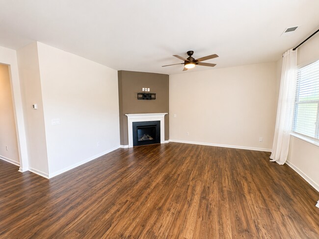 Building Photo - 676 Hollyrose Cir