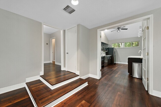 Building Photo - Updated 3/2 House with Bonus Room in Lake ...