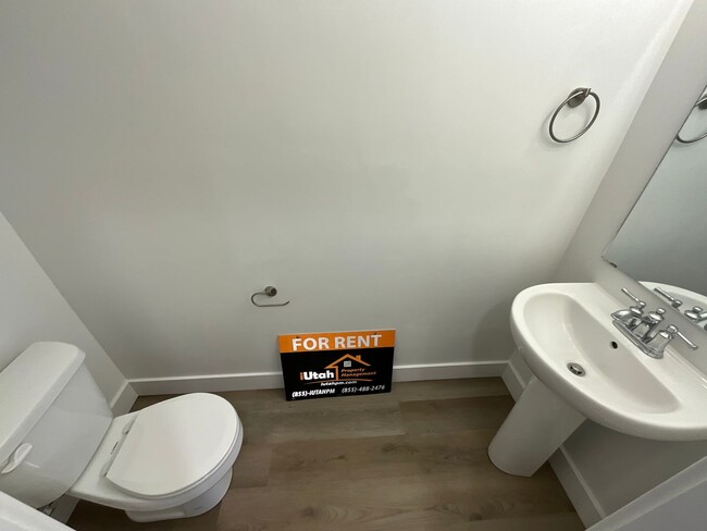 Building Photo - 3 bedroom 2.5 Bath Townhouse