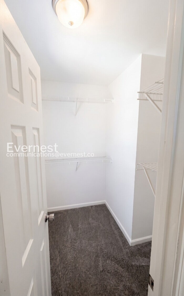 Building Photo - 128 Rocky Ridge Dr