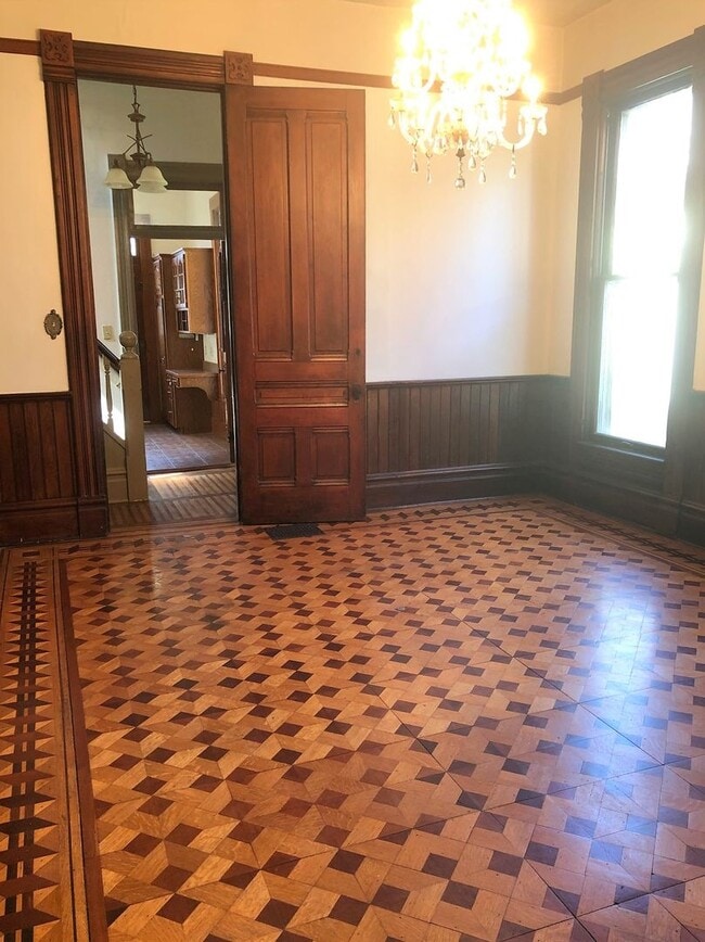 Building Photo - Historic Home 3-4 Bed, 2 Bath - MUST SEE!!