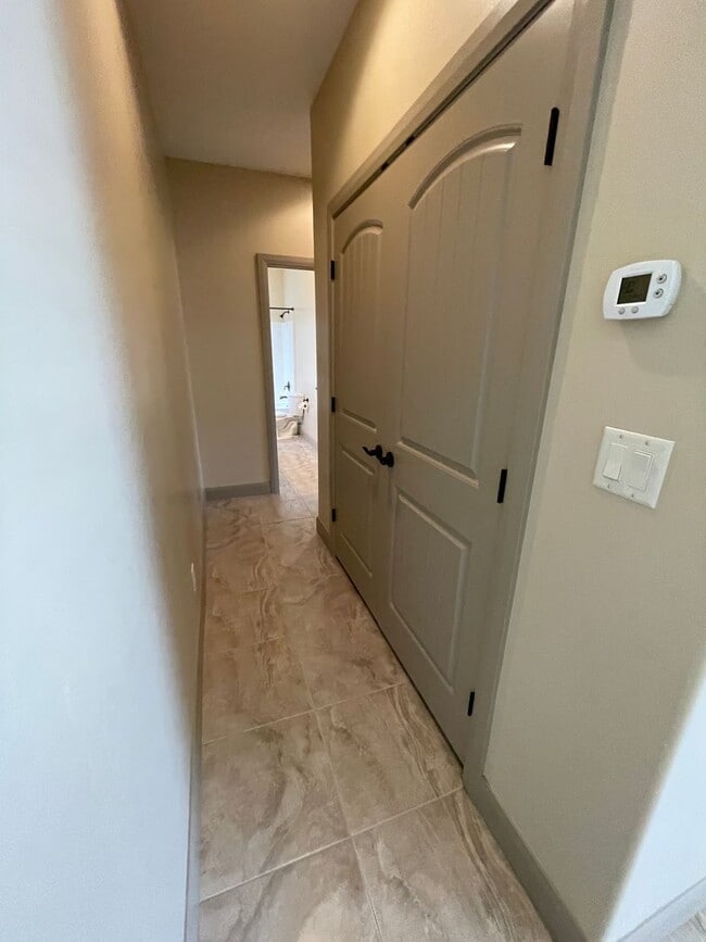 Building Photo - Pet-Friendly Three Bedroom Home in Riversi...
