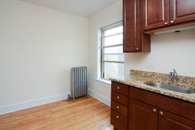 Building Photo - 2115 W Ainslie