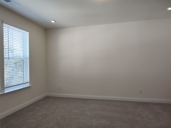 Building Photo - Beautiful Pristine, move-in ready Townhome...