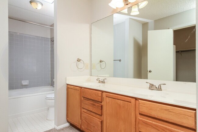 Building Photo - 6854 Park Haven