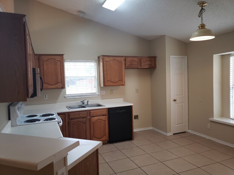 Building Photo - 2212 Carriage Hill