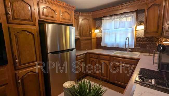 Building Photo - 512-512 1/2 W 10th St