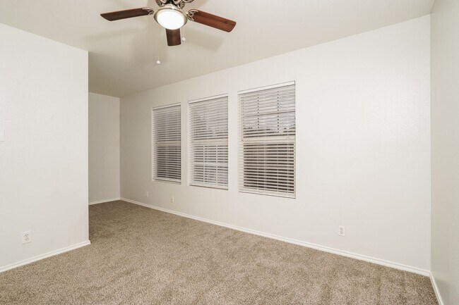 Building Photo - Large 5 Bedroom! Move in Ready!