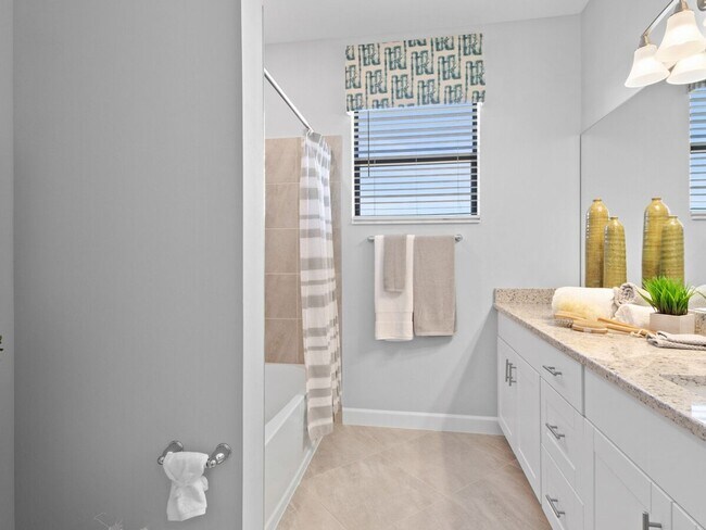 Building Photo - 3 Bedroom - Fully Furnished Townhome in Fo...