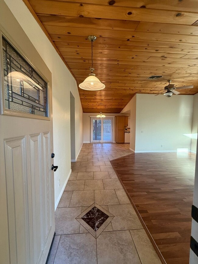 Building Photo - Cute House in East Redding!