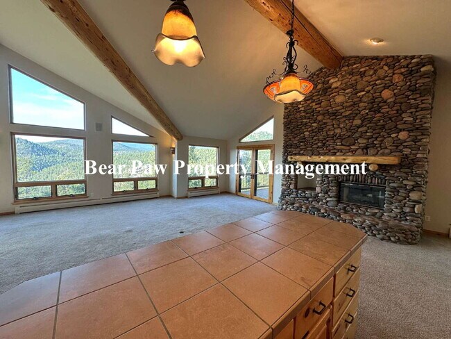 Building Photo - Mountain Retreat!!