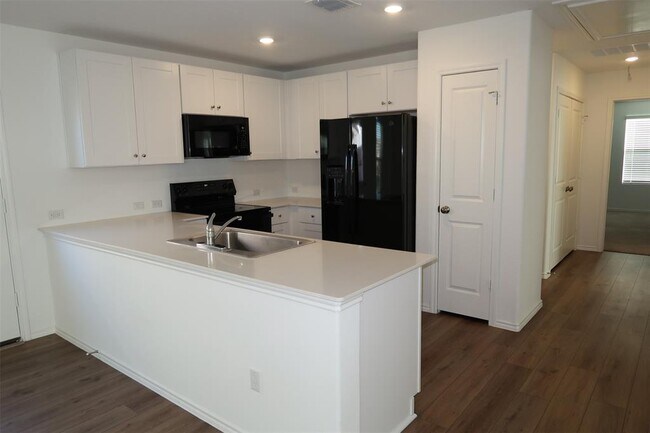 Building Photo - 716 Commander Abbott Dr