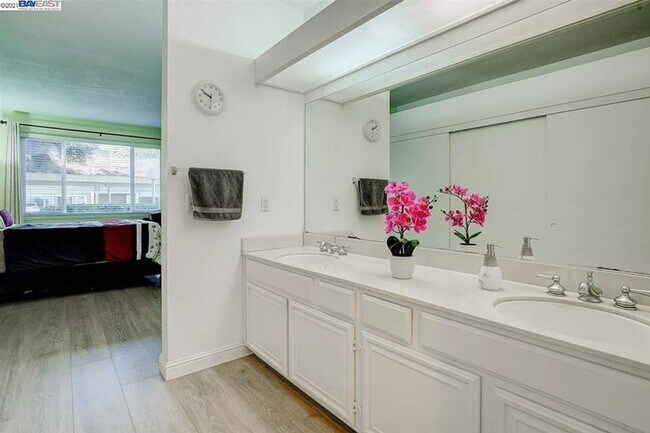 Building Photo - $2990 / 2 BR - GORGEOUS MEADOWBROOK CONDO ...