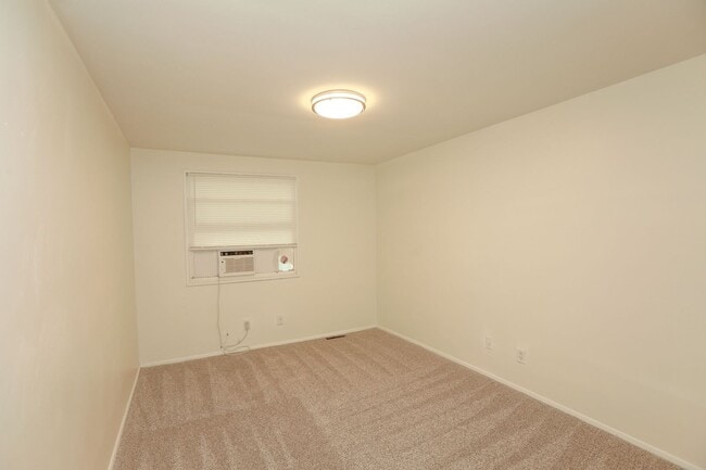 Building Photo - Bright, Clean, and Move-In Ready Townhome