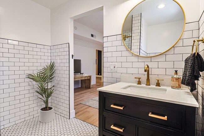 Building Photo - Chic Fully Renovated Luxury Home in the Burbank Hills!