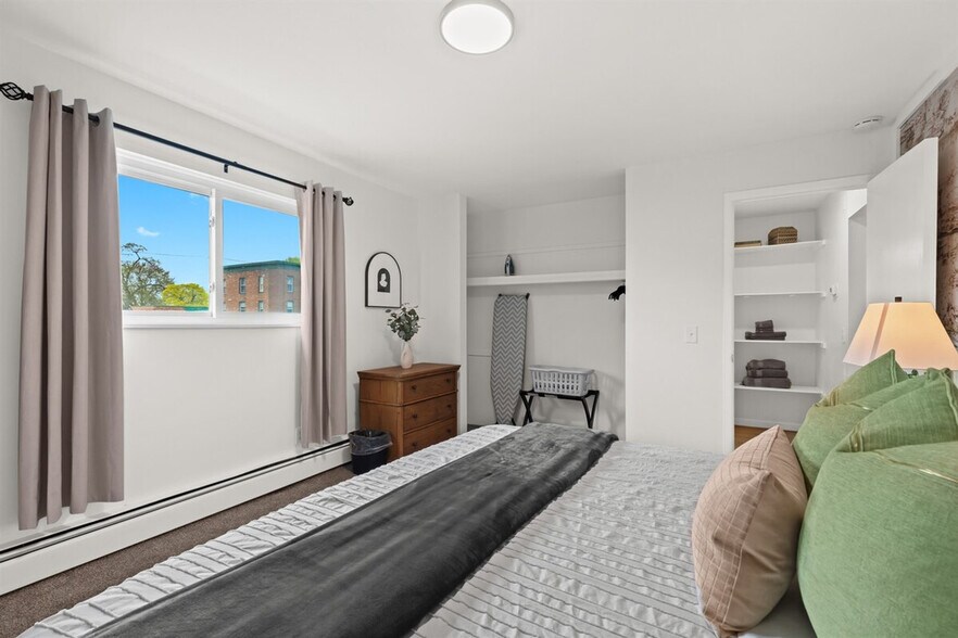 Building Photo - 22 2nd St