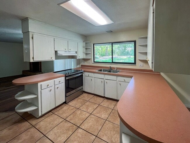 Building Photo - Pet Friendly 4BR/3BA Bedroom House - Available Mid-June!