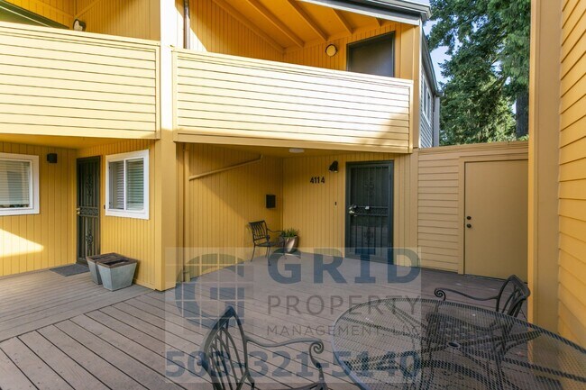 Building Photo - GPM648 - SE Stark St (T1)