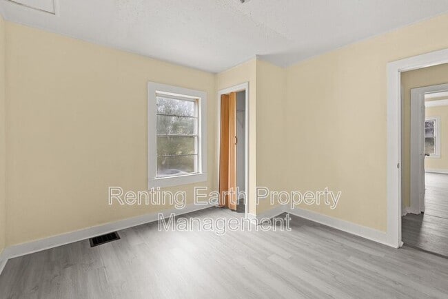 Building Photo - 2419 Circle Dr