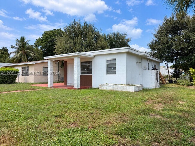 Building Photo - 1525 NE 154th St