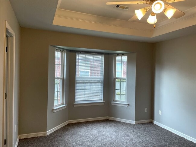 Building Photo - 905 SW Cheyenne Dr