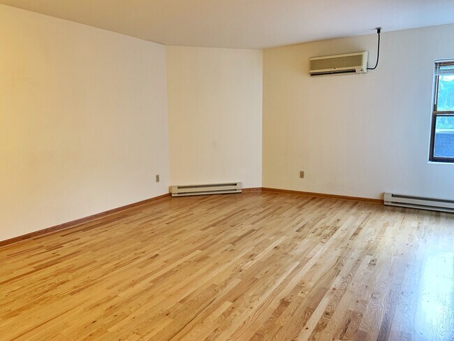 Building Photo - Spacious 1 Bedroom Unit, Downtown Waukesha...