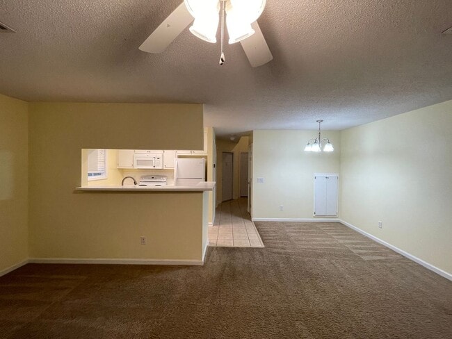 Building Photo - Foxchase Subdivision - End Unit!