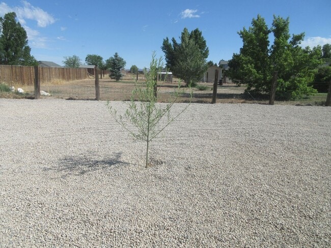 Building Photo - 2 bed - 1 bath - updated throughout!