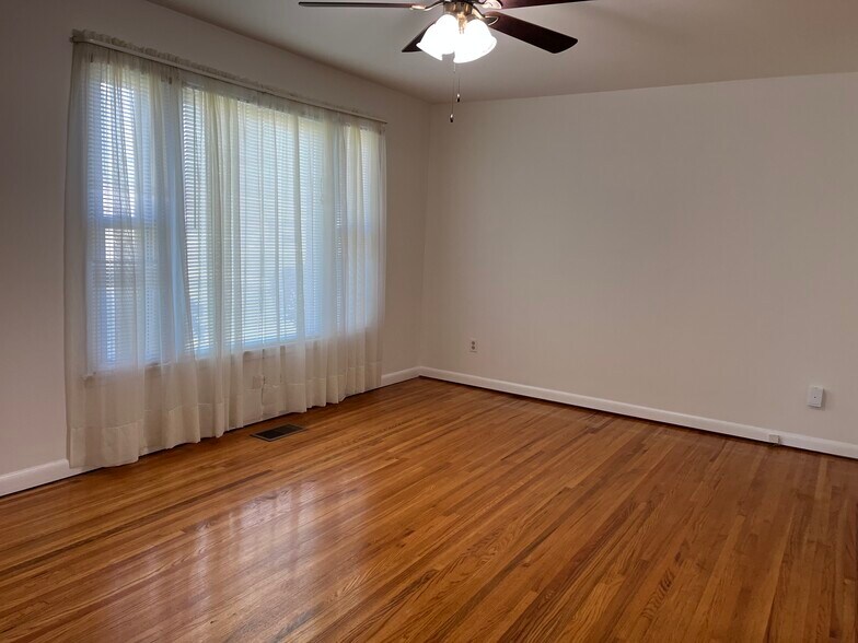 Formal front living room - 2101 Jade Dr