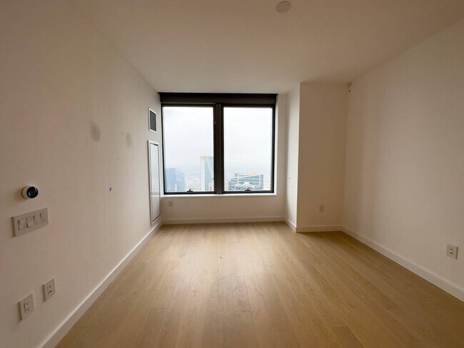 Building Photo - 3 Ct Square W